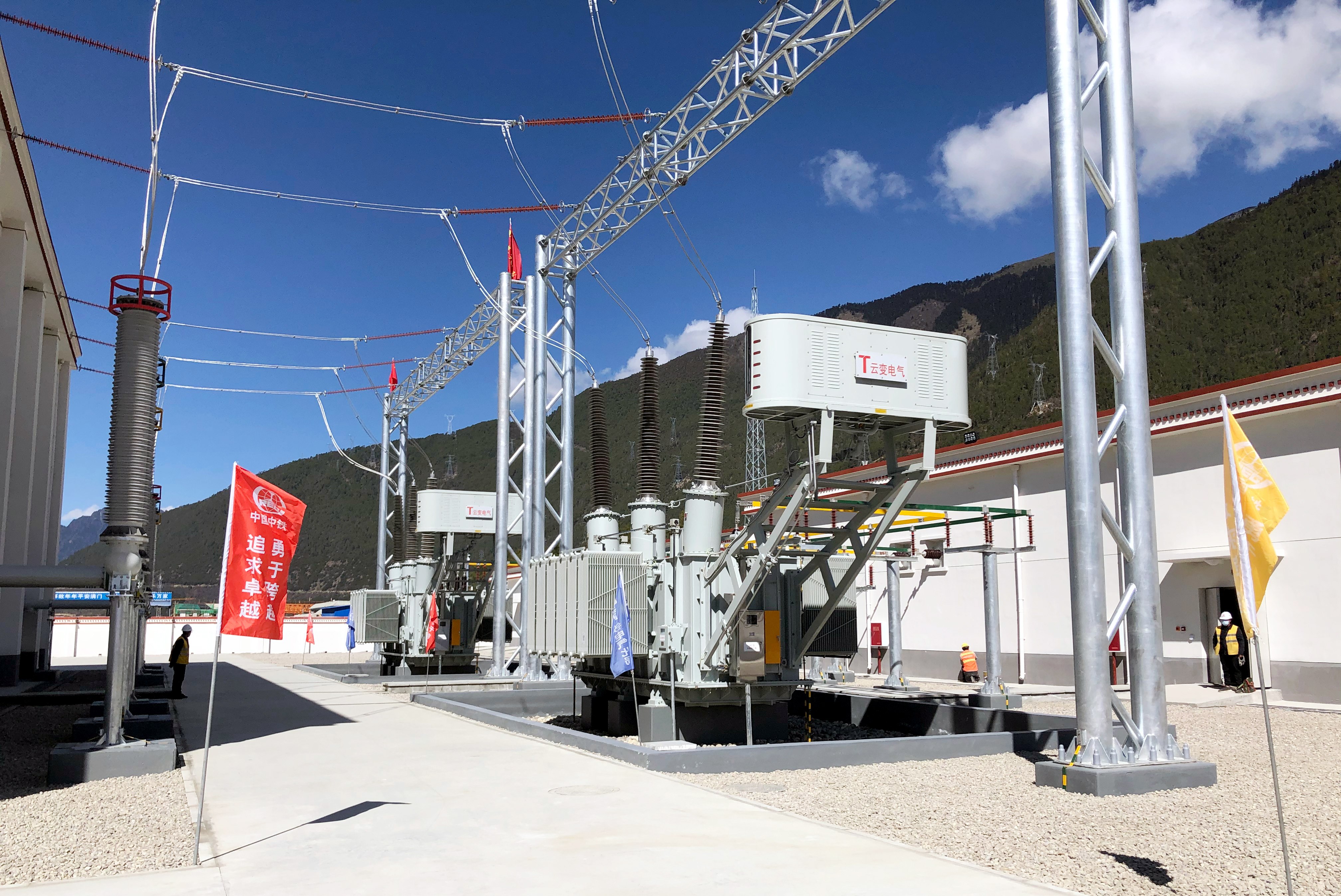 220kV Bushing in Operation on the Lhasa-Nyingchi Railway — Image 4